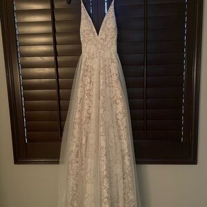 Off white beautiful dress, worn once, great condition.
